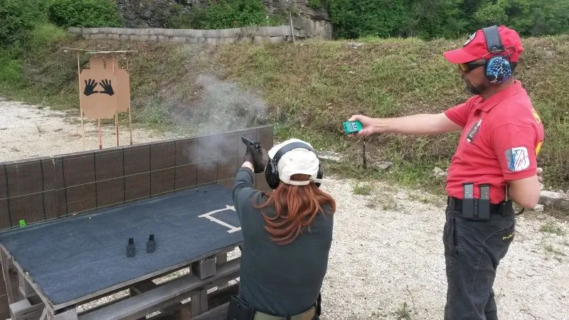 Un istruttore segue una tiratrice durante un esercizio