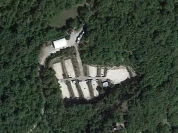 Vista aerea del campo di tiro Devils Arezzo tra i boschi